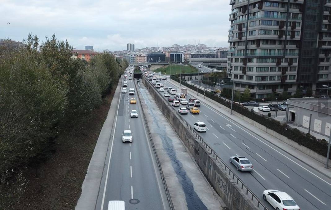 Sanayi atıkları yine doğaya! Ayvalıdere'nin rengini gören halk tedirgin 1